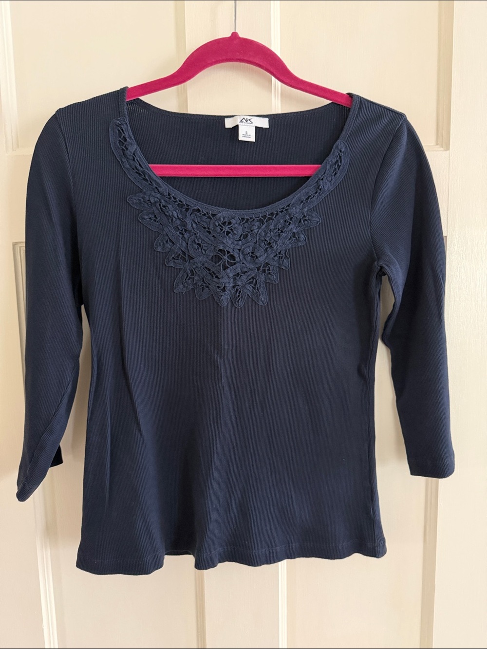 🫐 Anne Klein Sport navy top with 3/4 sleeves and lace detail. Size S.